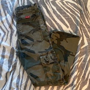 Wrangler Cargo pant; Boys’ Size 8 slim in Green Camo